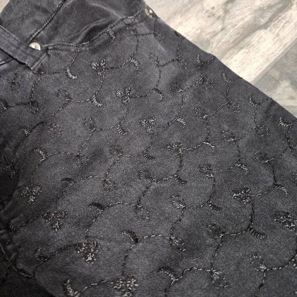 Tripp NYC Vintage Embroidered Capri Jeans - Picture 4 of 8